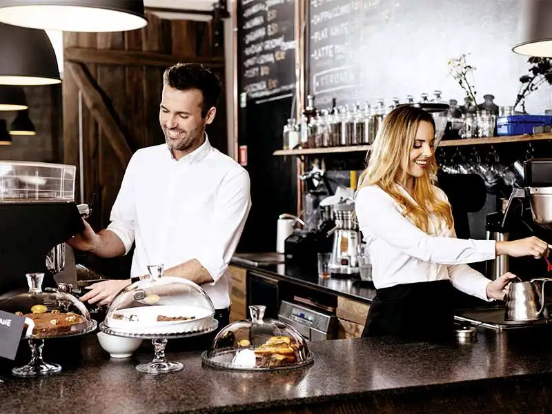 Kaffeetheke mann und frau