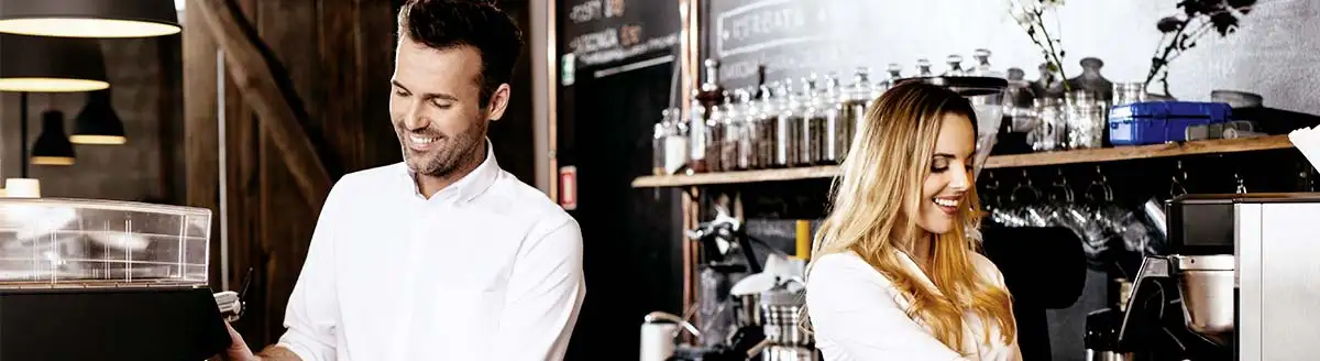 Kaffeetheke mann und frau